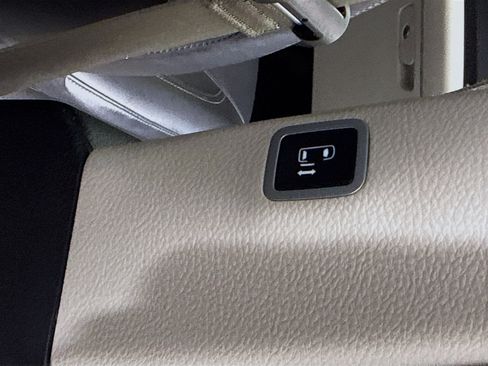 Used 2024 Chrysler Pacifica Limited FWD image 40
