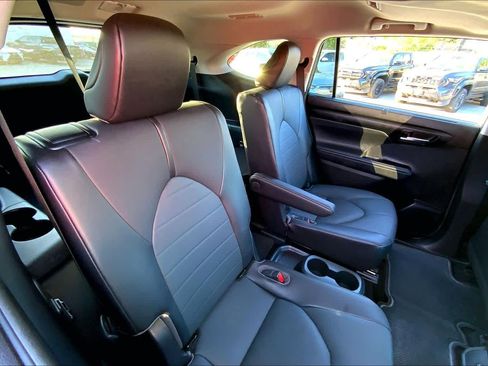 Used 2021 Toyota Highlander XLE image 20