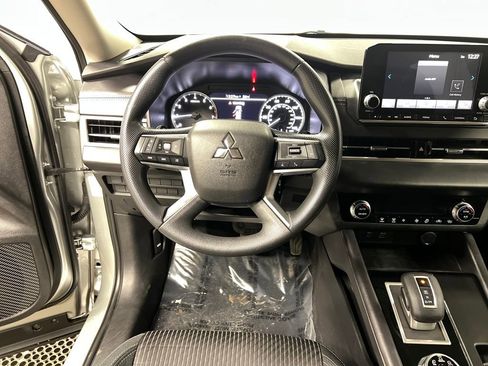 Used 2024 Mitsubishi Outlander ES image 17