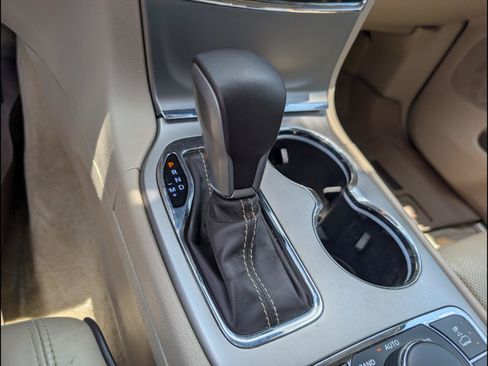 Used 2019 Jeep Grand Cherokee Overland AWD/4WD image 14
