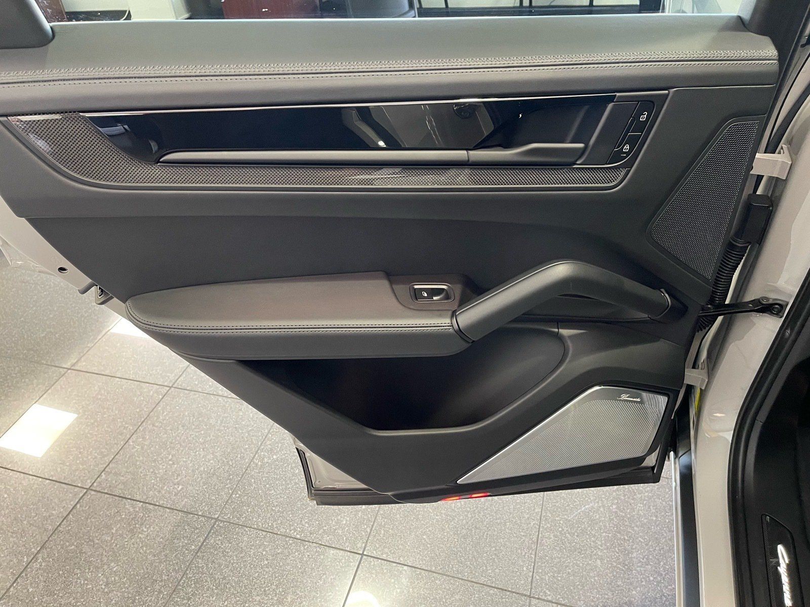 Used 2025 Porsche Cayenne GTS AWD/4WD image 32