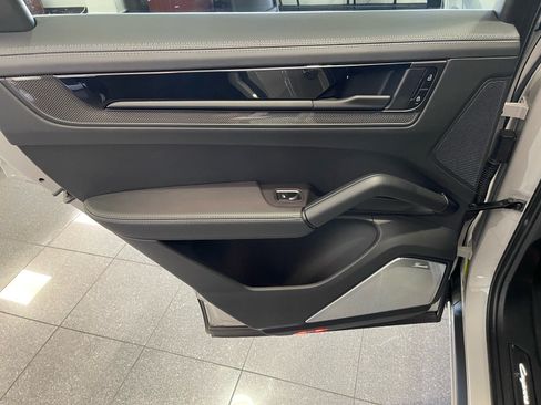 Used 2025 Porsche Cayenne GTS AWD/4WD image 32
