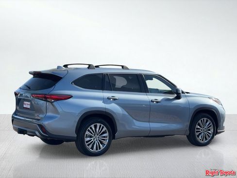 Used 2023 Toyota Highlander Platinum FWD image 4