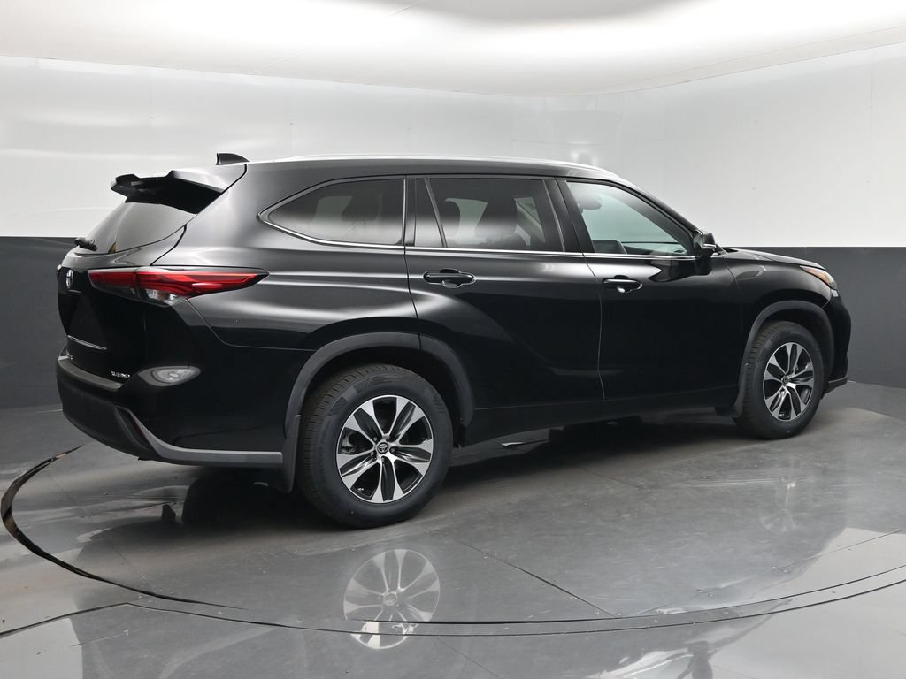 Used 2021 Toyota Highlander XLE AWD/4WD image 3