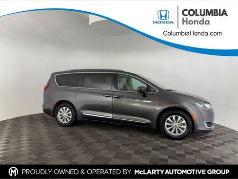 Used 2019 Chrysler Pacifica Touring-L image 1