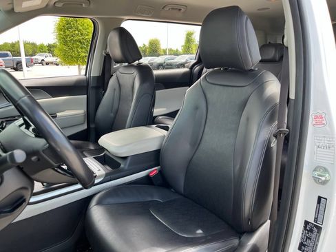 Used 2024 Kia Carnival LX FWD image 24