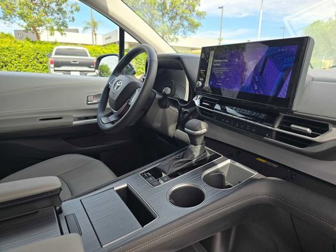 Used 2025 Toyota Sienna XLE image 10