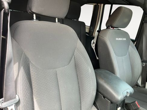 Used 2017 Jeep Wrangler Unlimited Rubicon w/ Connectivity Group image 13