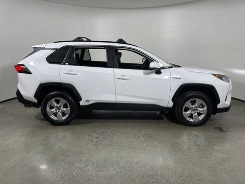 Used 2021 Toyota RAV4 LE AWD/4WD image 2