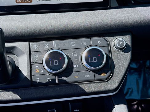 Used 2020 Land Rover Defender 110 SE image 15