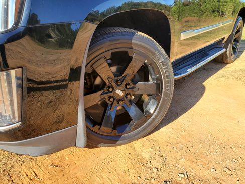 Used 2015 Cadillac Escalade Luxury image 2