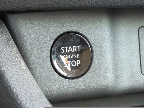 Used 2025 Nissan Rogue SV image 33