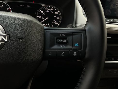 Used 2025 Nissan Rogue SV image 34