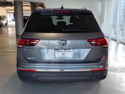 Used 2024 Volkswagen Tiguan SE w/ Panoramic Sunroof Package image 5