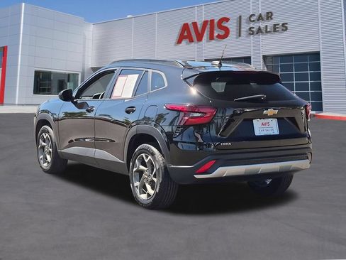 Used 2025 Chevrolet Trax LT w/ LT Convenience Package FWD image 9