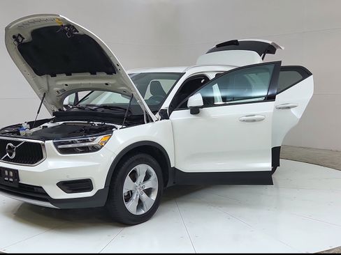 Used 2020 Volvo XC40 T4 Momentum FWD image 10