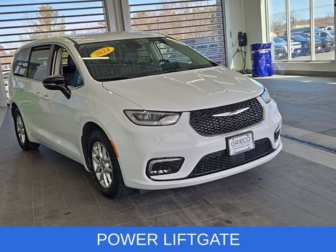 Used 2024 Chrysler Pacifica Touring-L image 2