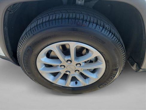 Used 2022 Jeep Grand Cherokee Laredo E image 9