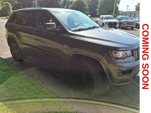 Used 2017 Jeep Grand Cherokee Altitude AWD/4WD image 4