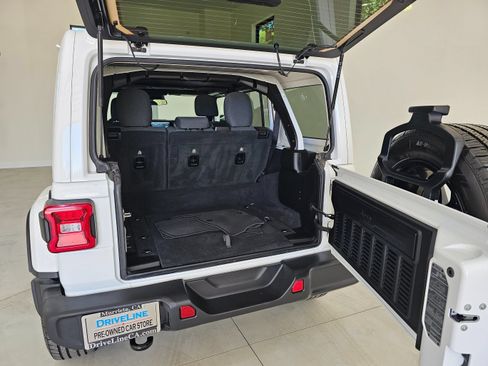 Used 2025 Jeep Wrangler Unlimited Sahara AWD/4WD image 28