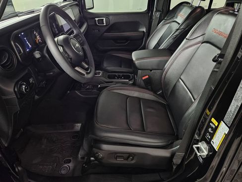 Used 2025 Jeep Gladiator Rubicon w/ Convenience Group AWD/4WD image 23