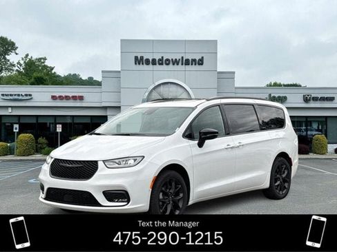 Used 2026 Chrysler Pacifica Limited w/ Uconnect Theater Family Group AWD/4WD image 1
