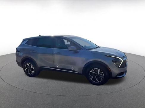 Used 2025 Kia Sportage LX image 2