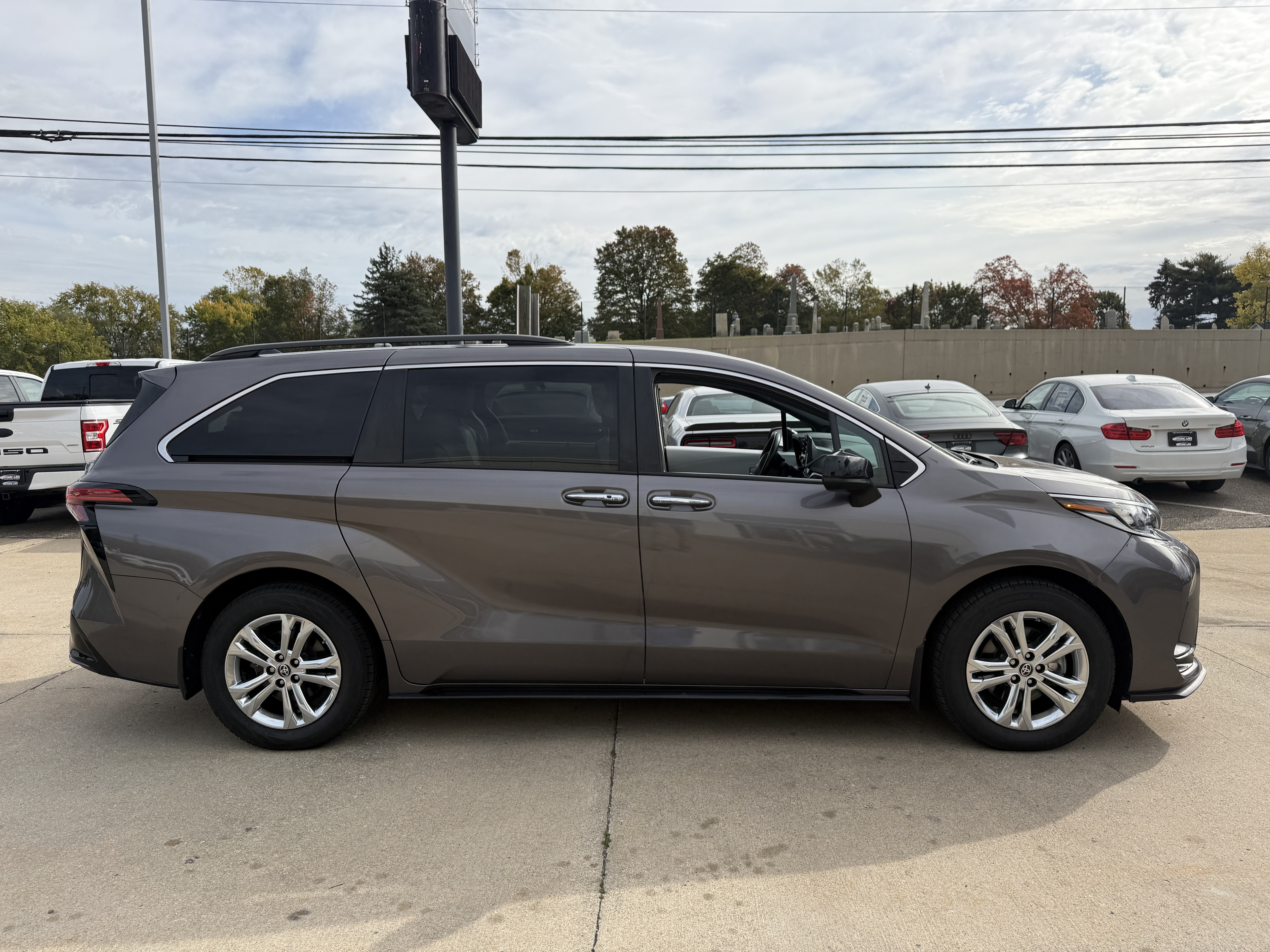 Used 2022 Toyota Sienna XSE AWD/4WD image 7