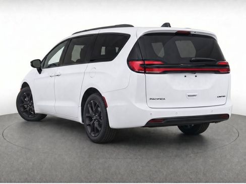 Used 2025 Chrysler Pacifica Limited FWD image 3