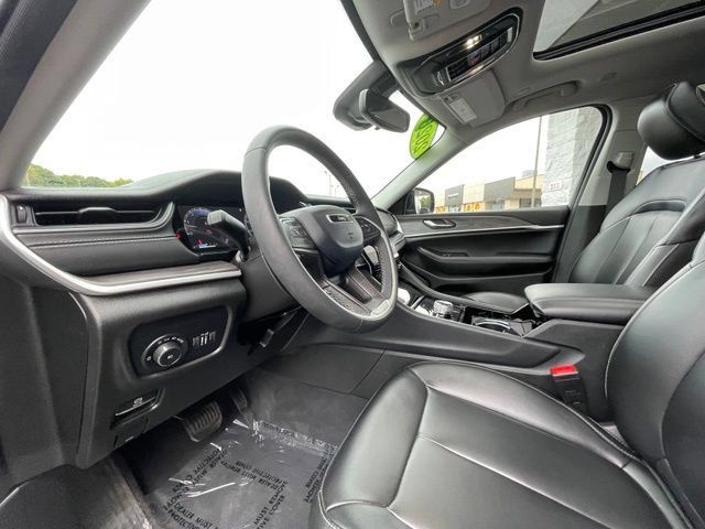 Used 2023 Jeep Grand Cherokee L Limited AWD/4WD image 10