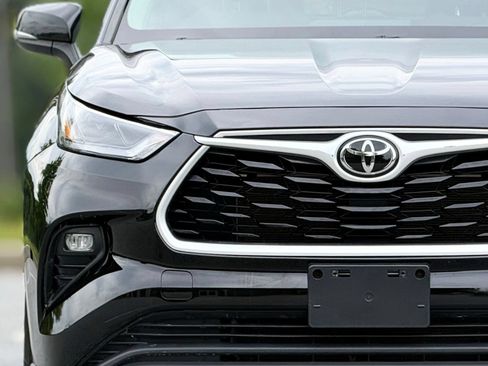 Used 2022 Toyota Highlander LE AWD/4WD image 14