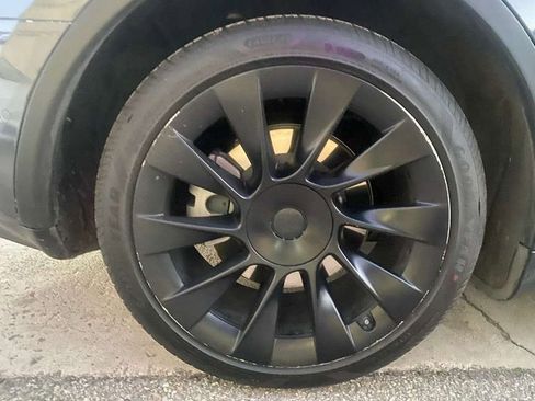 Used 2022 Tesla Model Y Long Range image 18