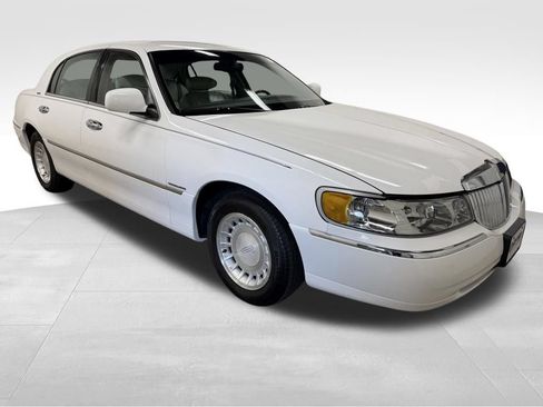 Used 2000 Lincoln Town Car Executive RWD image 3