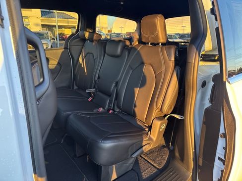 New 2026 Chrysler Pacifica Select image 23