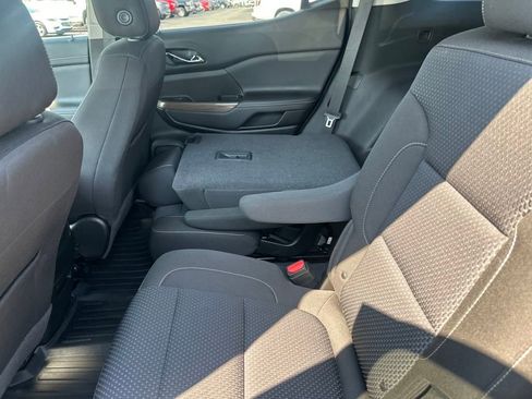 Used 2023 GMC Acadia SLE image 27