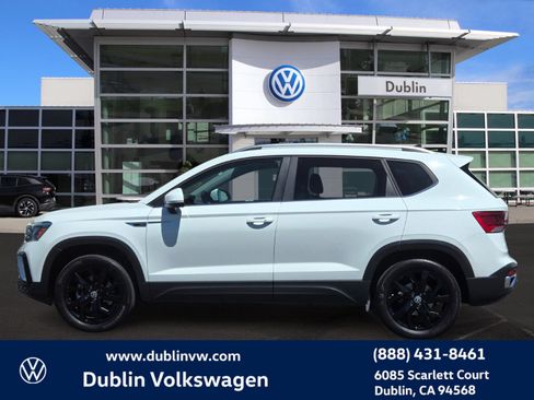 Certified 2023 Volkswagen Taos SE w/ Panoramic Sunroof Package AWD/4WD image 7