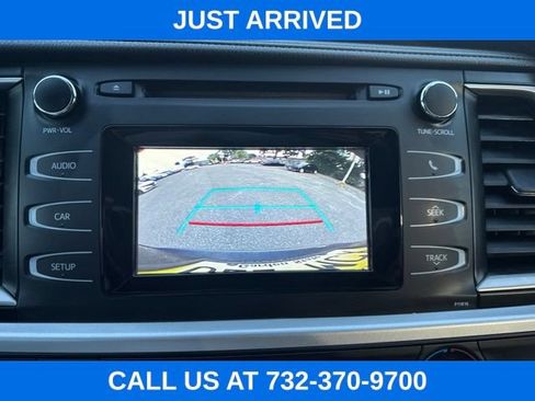Used 2019 Toyota Highlander LE AWD/4WD image 11