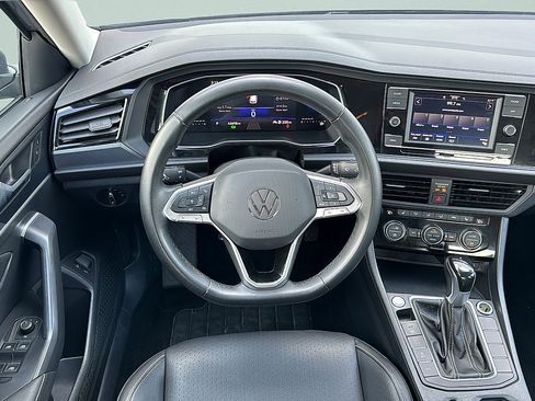 Used 2024 Volkswagen Jetta SE FWD image 10