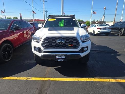 Used 2022 Toyota Tacoma TRD Off-Road w/ Technology Package AWD/4WD image 2
