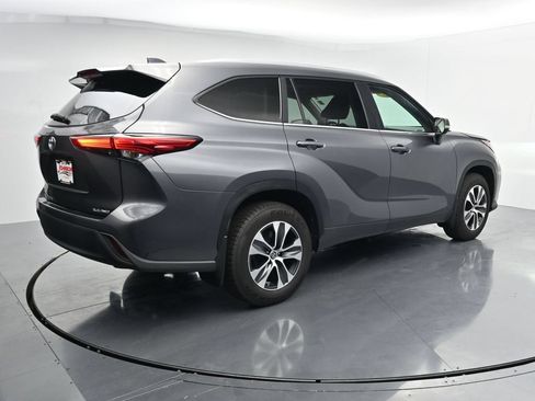 Used 2023 Toyota Highlander XLE AWD/4WD image 8
