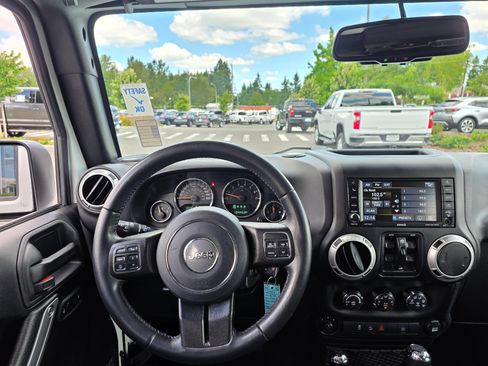 Used 2018 Jeep Wrangler Unlimited Sahara w/ Connectivity Group AWD/4WD image 12