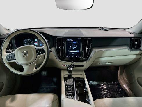 Used 2018 Volvo XC60 T5 Momentum w/ Convenience Package AWD/4WD image 17