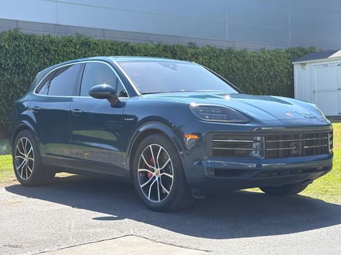 Certified 2026 Porsche Cayenne S AWD/4WD image 9