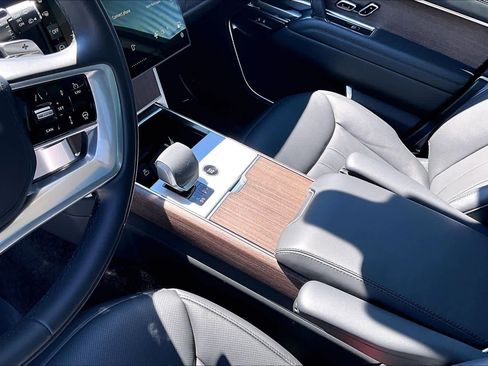 Used 2025 Land Rover Range Rover SE image 16