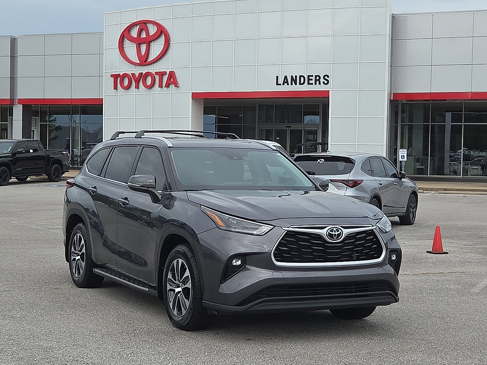 Used 2024 Toyota Highlander XLE AWD/4WD image 1