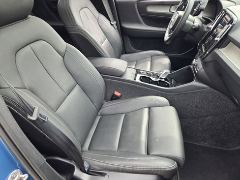 Used 2025 Volvo XC40 B5 Plus image 22