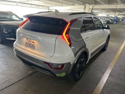 Certified 2023 Kia Niro Wave FWD image 3