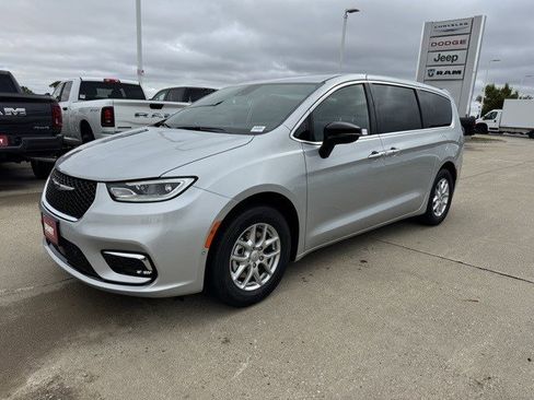 New 2026 Chrysler Pacifica Select image 3