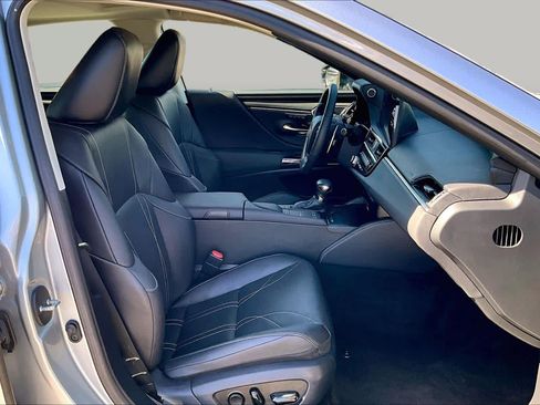 Certified 2022 Lexus ES 300h w/ Accessory Package FWD image 8