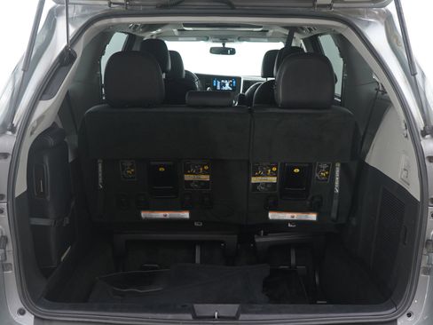 Used 2016 Toyota Sienna SE Premium image 19